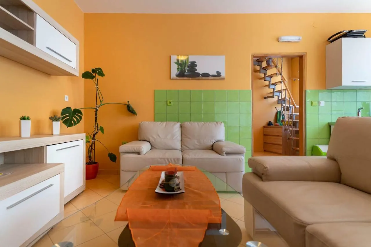 Ližnjan Apartment Limun